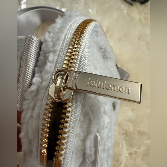 Lululemon Everywhere Belt Bag 1L *Fleece WhiteOpal/Gold - Picture 9 of 11